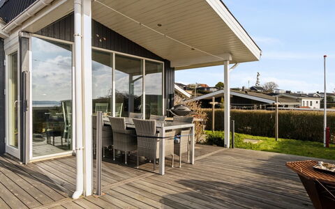 Gyrid - 150M from the Sea: Legna, Casa, Portico, Deck, Latifoglie, Tetto, Color Legno, Pavimento In Legno, Eco Hotel