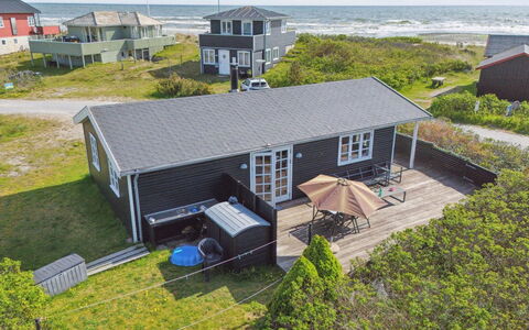 Baarde - 60M from the Sea: Tetto, Casa, Porta, Villetta, Shade, Raccordo, Cortile, Estate, Backyard