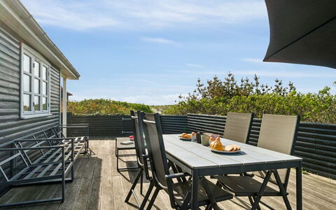Baarde - 60M from the Sea: Tetto, Casa, Porta, Villetta, Shade, Raccordo, Cortile, Estate, Backyard