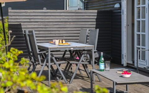 Baarde - 60M from the Sea: Tetto, Casa, Porta, Villetta, Shade, Raccordo, Cortile, Estate, Backyard