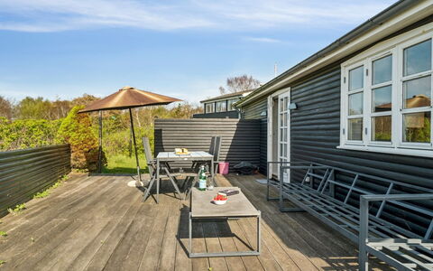 Baarde - 60M from the Sea: Tetto, Casa, Porta, Villetta, Shade, Raccordo, Cortile, Estate, Backyard