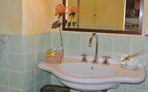 Casale Della Torre: Specchio, Rubinetto, Lavello, Idraulico Fixture, Proprietà, Fiore, Fotografia, Pianta, Lavandino Del Bagno, Bagno