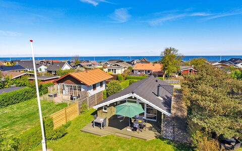 Hereth - 100M from the Sea: Blu, Arbusto, Villetta, Groundcover, Giardino, Estate, Shade, Landscaping, Agriturismo, Eco Hotel