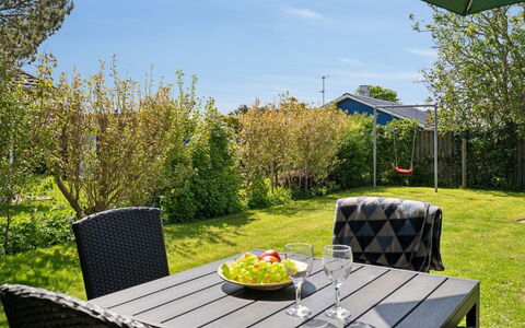 Hereth - 100M from the Sea: Blu, Arbusto, Villetta, Groundcover, Giardino, Estate, Shade, Landscaping, Agriturismo, Eco Hotel