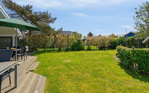 Hereth - 100M from the Sea: Blu, Arbusto, Villetta, Groundcover, Giardino, Estate, Shade, Landscaping, Agriturismo, Eco Hotel