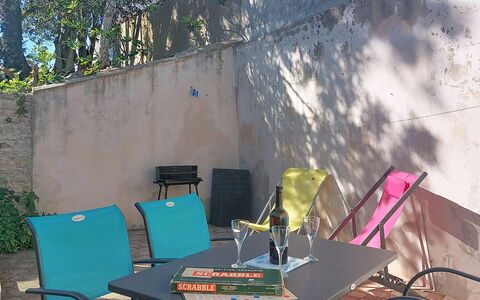 La Boirie: Mobilia, Sedia, Mobili Da Esterno, Tavolo Esterno, Backyard, Cortile, Shade, Tavolino Da Caffè, Sedia Pieghevole, Terrazza