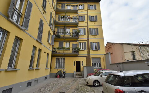 Milan 402: Cielo, Nube, Acqua, Tavolo, Mobilia, Mobili Da Esterno, Shade, Legna, Tavolo Esterno, Sedia