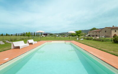 Cortona 220: Cielo, Nube, Acqua, Pianta, Proprietà, Piscina, Costruzione, Albero, Lotto, Erba