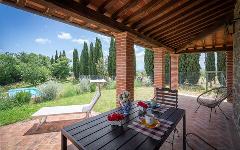 Vineyard’s Cottage With Pool, Ac, Wifi - Siena: Pianta, Proprietà, Tavolo, Cielo, Legna, Vaso Di Fiori, Costruzione, Shade, Interior Design, Portico