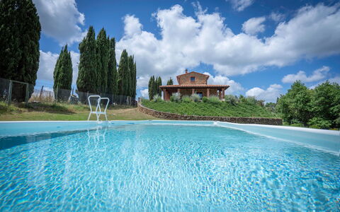 Vineyard’s Cottage With Pool, Ac, Wifi - Siena: Nube, Acqua, Cielo, Pianta, Proprietà, Albero, Azzurro, Costruzione, Piscina, Paesaggio Naturale