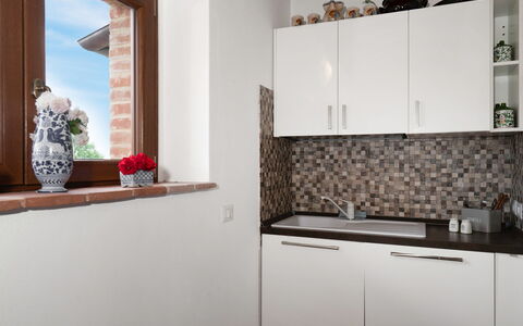 Vineyard’s Cottage With Pool, Ac, Wifi - Siena: Proprietà, Cabinetry, Bianca, Legna, Pianta, Interior Design, Controsoffitto, Vaso Di Fiori, Scaffalature