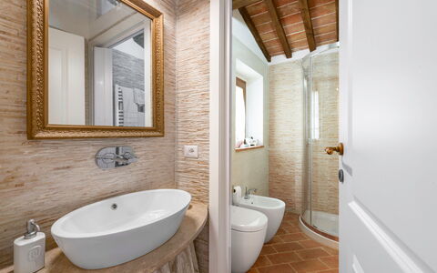 Vineyard’s Cottage With Pool, Ac, Wifi - Siena: Specchio, Idraulico Fixture, Rubinetto, Proprietà, Lavello, Costruzione, Lavandino Del Bagno, Bagno, Legna