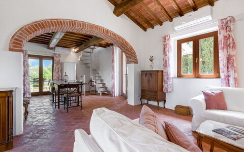 Vineyard’s Cottage With Pool, Ac, Wifi - Siena: Tavolo, Mobilia, Costruzione, Legna, Finestra, Sedia, Interior Design, Cornice, Comfort, Pavimento