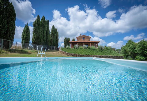 Vineyard’s Cottage With Pool, Ac, Wifi - Siena: Nube, Acqua, Cielo, Pianta, Proprietà, Albero, Azzurro, Costruzione, Piscina, Paesaggio Naturale