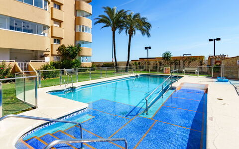 Fuengirola 605: Acqua, Costruzione, Cielo, Pianta, Finestra, Piscina, Azzurro, Albero, Shade, Casa