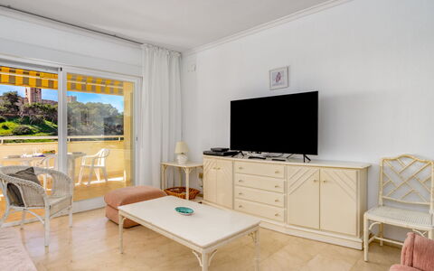 Fuengirola 605: Mobilia, Proprietà, Comfort, Televisione, Tavolo, Soggiorno, Interior Design, Legna, Pavimento, Pavimentazione