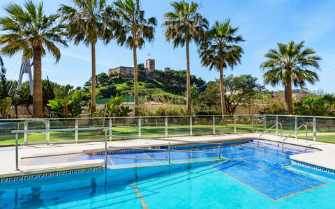 Fuengirola 605: Acqua, Cielo, Pianta, Giorno, Proprietà, Piscina, Azzurro, Natura, Albero, Costruzione