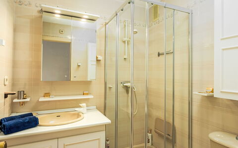 Fuengirola 605: Specchio, Proprietà, Idraulico Fixture, Lavello, Rubinetto, Doccia Porta, Bagno, Costruzione, Interior Design