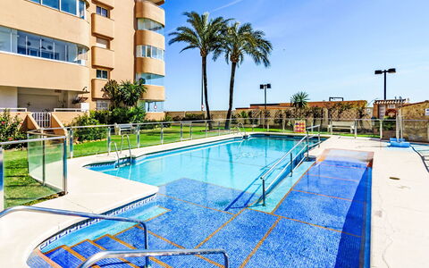 Fuengirola 605: Acqua, Cielo, Costruzione, Finestra, Pianta, Piscina, Azzurro, Albero, Shade, Condominio