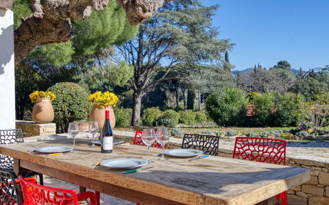 La Bastide de Magdeleine: Tavolo, Mobilia, Proprietà, Cielo, Costruzione, Divano, Azzurro, Nube, Shade, Interior Design