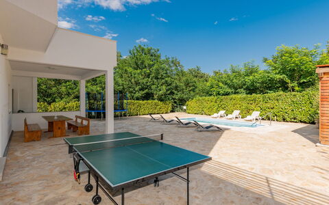 Villa Dalmatina: Cielo, Costruzione, Azzurro, Shade, Tavolo, Nube, Albero, Interior Design, Architettura, Attrezzatura Sportiva
