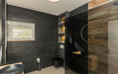 Villa Dalmatina: Parete, Pavimentazione, Interior Design, Idraulico Fixture, Pavimento, Bagno, Illuminazione, Lavandino Del Bagno, Soffitto, Rubinetto