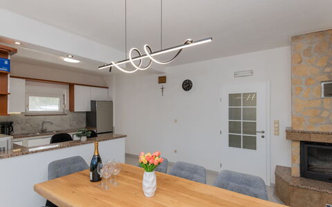 Villa Dalmatina: Interior Design, Lampada, Soffitto, Legna, Pavimentazione, Mobilia, Illuminazione, Controsoffitto, Cucina, Casa