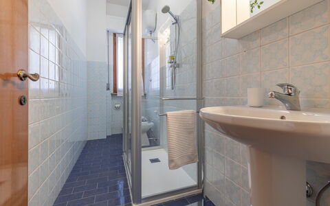 Casa Rivamare: Lavello, Idraulico Fixture, Specchio, Rubinetto, Lavandino Del Bagno, Bagno, Interior Design, Architettura, Pavimentazione