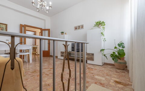 Casa Rivamare: Pianta, Proprietà, Costruzione, Pianta Della Casa, Vaso Di Fiori, Legna, Tavolo, Pavimentazione, Pavimento, Interior Design