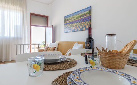 Casa Rivamare: Tavolo, Proprietà, Mobilia, Tavola, Finestra, Dishware, Azzurro, Bottiglia, Tessile, Legna