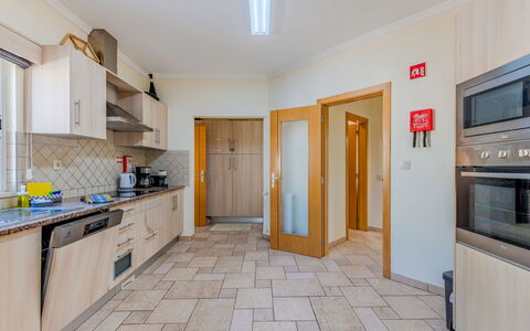 Carmen: Pavimentazione, Pavimento, Legna, Soffitto, Interior Design, Illuminazione, Cabinetry, Camera, Cucina, Appartamento