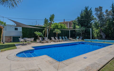 Carmen: Piscina, Blu, Albero, Ricorrere, Shade, Materiale Composito, Mobili Da Esterno, Eco Hotel, Landscaping, Tempo Libero