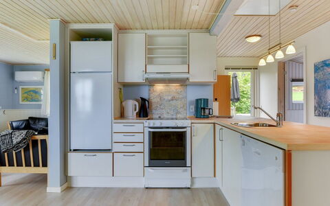 Venla - 150M from the Sea: Cucina, Interior Design, Controsoffitto, Elettrodomestico Da Cucina, Pavimentazione, Legna, Apparecchio Major, Soffitto, Elettrodomestico, Mobilia