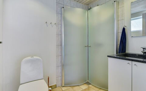 Venla - 150M from the Sea: Pavimentazione, Idraulico Fixture, Pavimento, Bagno, Interior Design, Doccia, Idraulico, Gabinetto, Piastrella, Soffitto