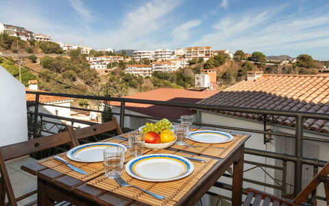 Llançà 501: Giorno, Costruzione, Cielo, Azzurro, Finestra, Architettura, Tavolo, Condominio, Legna, Scaffalature