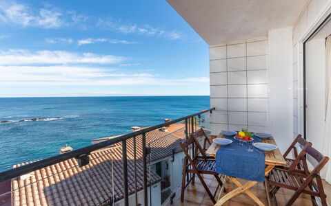 Llançà 501: Giorno, Costruzione, Cielo, Azzurro, Finestra, Architettura, Tavolo, Condominio, Legna, Scaffalature