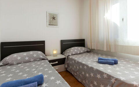 Faner: Giorno, Costruzione, Cielo, Azzurro, Finestra, Architettura, Tavolo, Condominio, Legna, Scaffalature