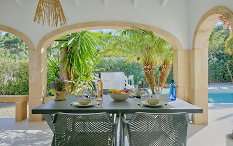 La Terraza del Sol: Giorno, Costruzione, Cielo, Azzurro, Finestra, Architettura, Tavolo, Condominio, Legna, Scaffalature