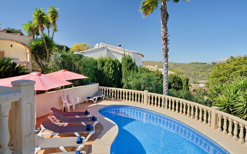 Casa Piedra: Giorno, Costruzione, Cielo, Azzurro, Finestra, Architettura, Tavolo, Condominio, Legna, Scaffalature