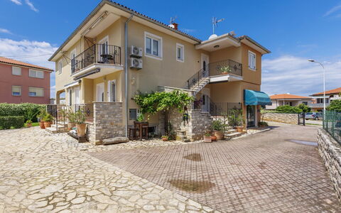 Umag 134: Cielo, Pianta, Nube, Costruzione, Finestra, Casa, Manto Stradale, Lotto, Urban Design, Quartiere