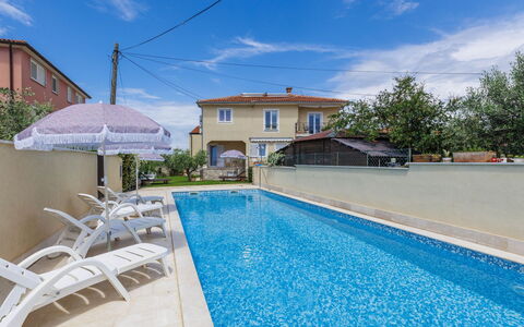 Umag 134: Nube, Cielo, Acqua, Costruzione, Proprietà, Pianta, Piscina, Finestra, Azzurro, Casa