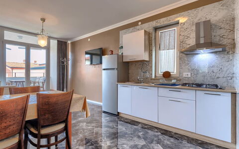 Umag 134: Cabinetry, Mobilia, Controsoffitto, Lavello, Sedia, Legna, Costruzione, Illuminazione, Cucina, Finestra