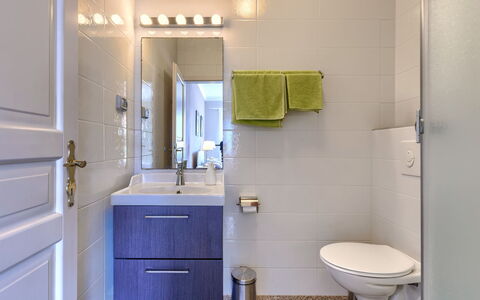 Umag 134: Viola, Cabinetry, Bagno, Idraulico Fixture, Lavello, Costruzione, Interior Design, Mobiletto Del Bagno, Pavimento, Pavimentazione