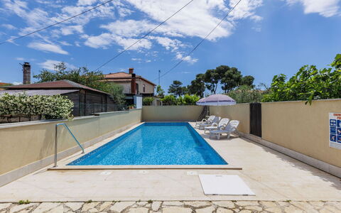 Umag 134: Nube, Pianta, Cielo, Proprietà, Acqua, Piscina, Azzurro, Albero, Costruzione, Shade