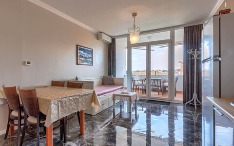 Umag 134: Tavolo, Mobilia, Proprietà, Acqua, Divano, Sedia, Legna, Interior Design, Piscina, Architettura