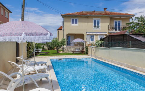 Umag 134: Acqua, Cielo, Nube, Pianta, Costruzione, Proprietà, Blu, Piscina, Azzurro, Finestra