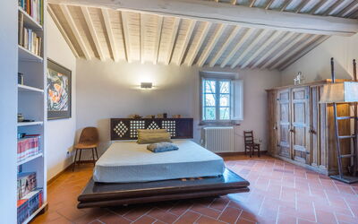 Capo Il Cerro Villa sul Lago 300.2: Giorno, Costruzione, Cielo, Azzurro, Finestra, Architettura, Tavolo, Condominio, Legna, Scaffalature