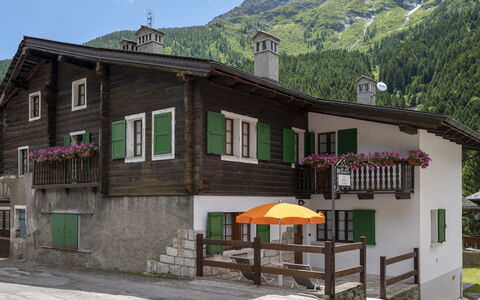 Incanto Walser Apartments Ronco: Costruzione, Proprietà, Finestra, Cielo, Pianta, Montagna, Casa, Villetta, Zona Residenziale, Quartiere