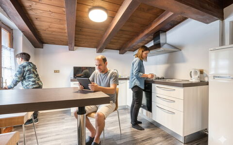 Appartamento Piazza Centrale: Mobilia, Interior Design, Legna, Pavimentazione, Soffitto, Pavimento, Tavolo, Camera, Controsoffitto, Cucina