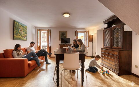 Appartamento Piazza Centrale: Mobilia, Interior Design, Pavimentazione, Legna, Pavimento, Divano, Camera, Tavolo, Soffitto, Soggiorno